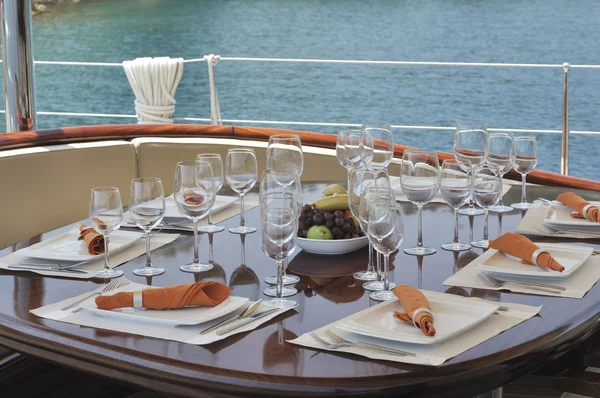 Tavolo da pranzo sullo yacht — Foto Stock
