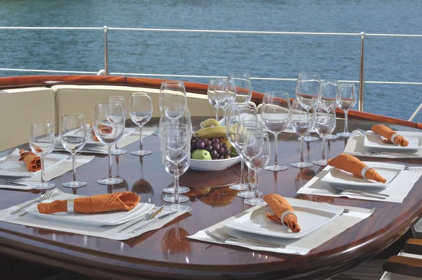 Mesa de cena en el yate — Foto de Stock