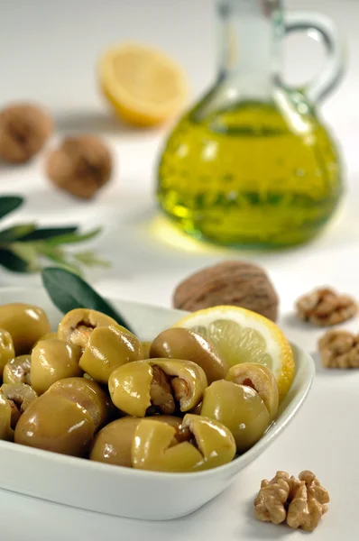 Groene olijven en olijfolie Stockafbeelding