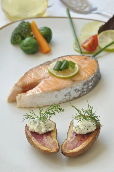 Grilled salmon with potato — Stock Photo, Image