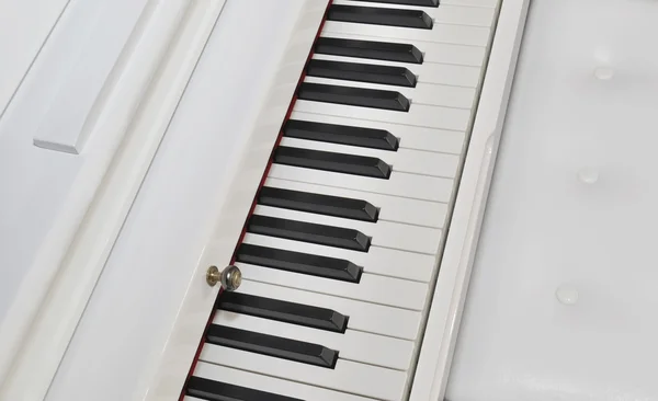 Valkoinen piano — kuvapankkivalokuva