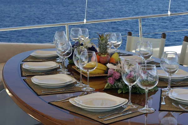 ボートに乗って夕食のテーブル — ストック写真