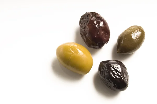 Vier verschiedene Oliven — Stockfoto