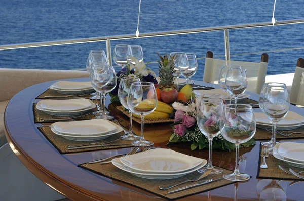 Mesa de cena en el barco Imagen de archivo