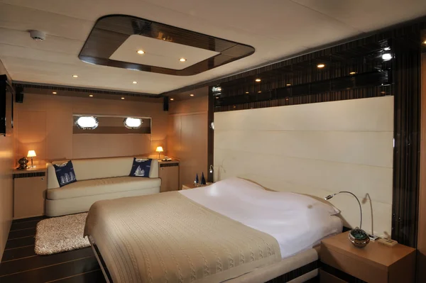 Elegancki bedroomof jacht — Zdjęcie stockowe