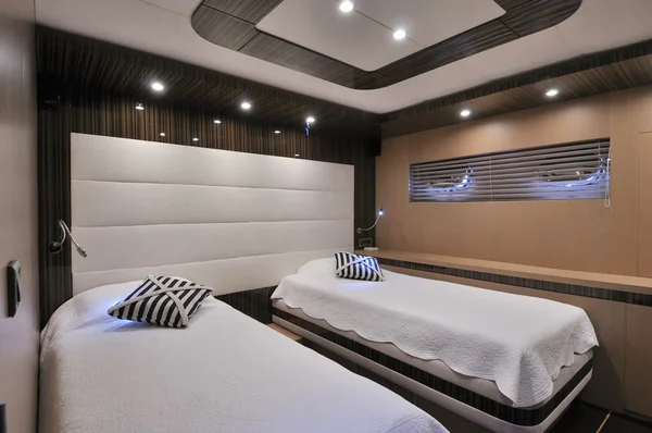 Chic bedroomof yacht — Stockfoto