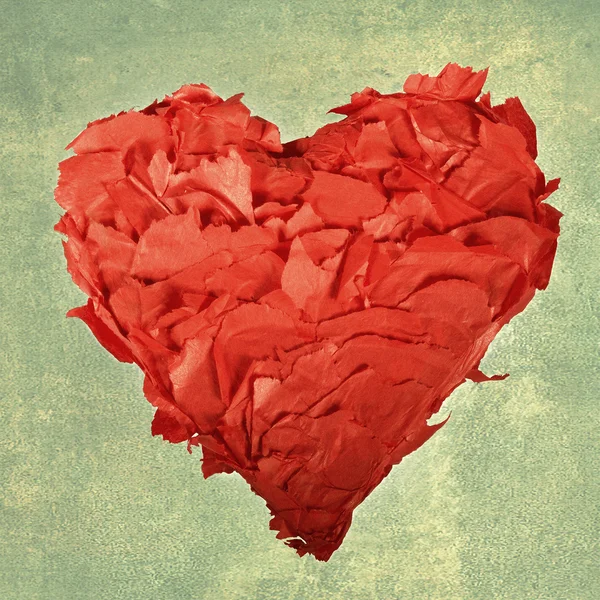 yeşil zemin üzerine kırmızı kalp