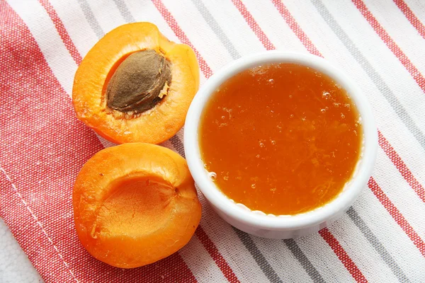 Apricots and arricot jam — Stock Photo, Image