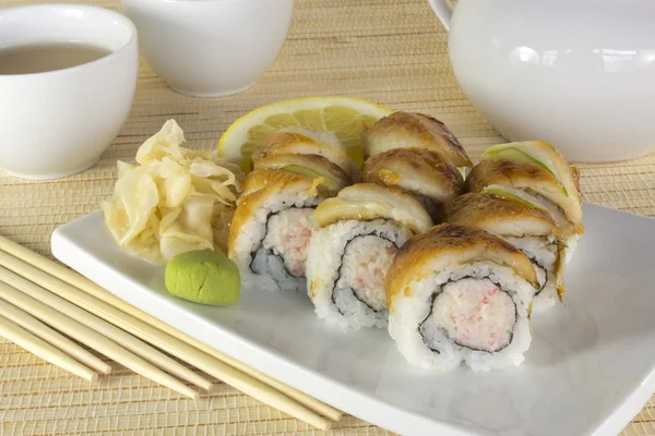 Set de sushi en mesa con taza de té — Foto de Stock