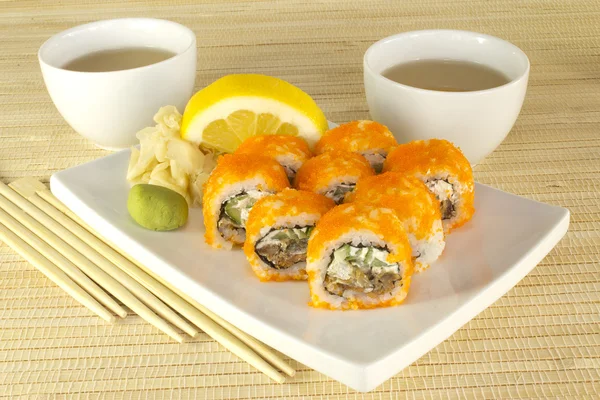 Set de sushi con tazas de té —  Fotos de Stock