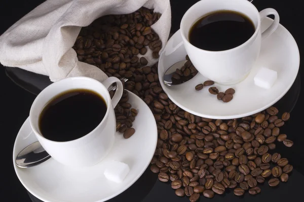 Xícaras de café e grãos — Fotografia de Stock