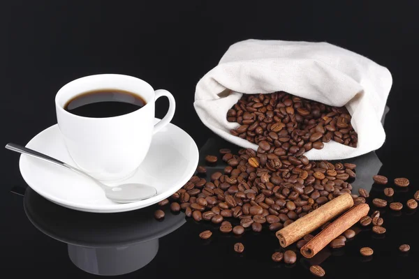 Tasse Kaffee und Kaffeebohnen aus der Tüte — Stockfoto