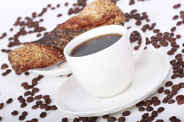 Xícara de café no ângulo e biscoitos — Fotografia de Stock