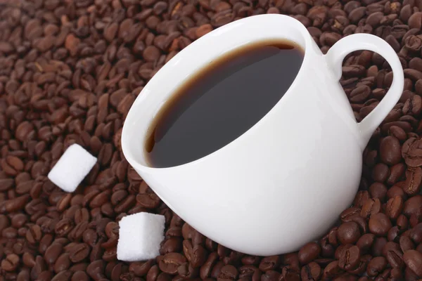 Koffie en suiker op de bonen — Stockfoto