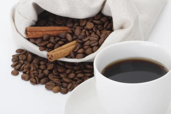 Koffie en bonen en kaneel uit zak — Stockfoto