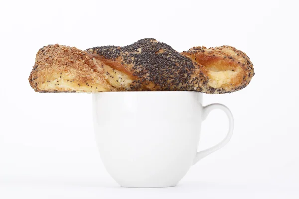 Печенье на чашке кофе — стоковое фото