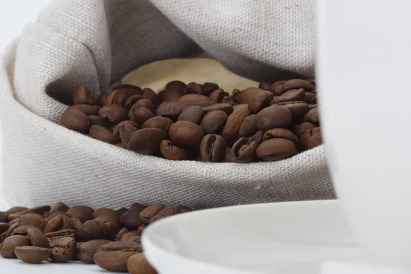 Kaffeebohnen aus der Tüte geschüttet — Stockfoto