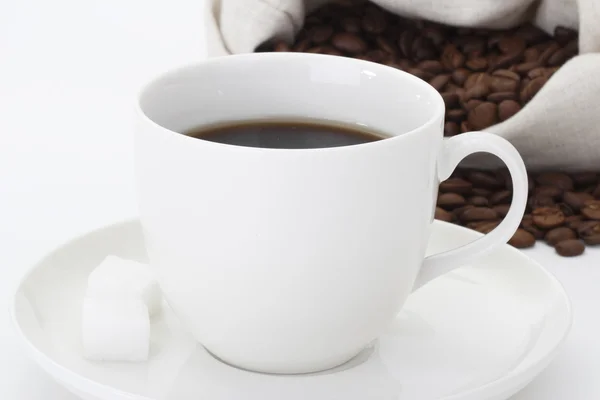 Koffie met suiker en bonen uit zak — Stockfoto