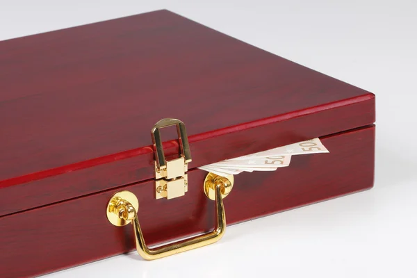 Красная деревянная коробка открыта и деньги — стоковое фото