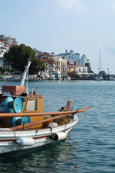 Chiesa vista da una barca sull'isola di Skopelos in Grecia — Foto Stock