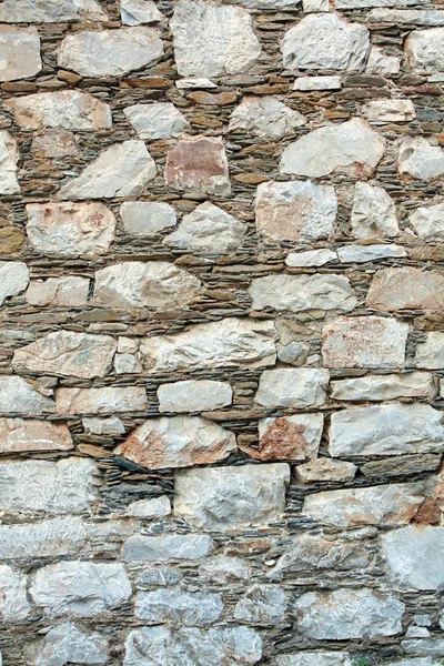 Традиционная греческая стена по скалам — стоковое фото