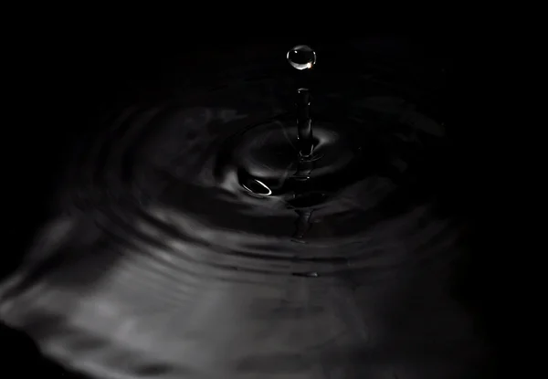 Goccia d'acqua su sfondo nero — Foto Stock