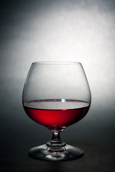 Liqueur rouge de luxe sur verre cristallin ballon — Photo