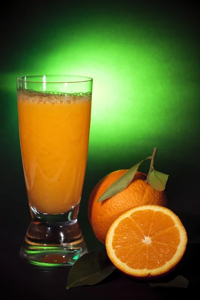 Jugo de naranja natural, fondo artístico — Foto de Stock