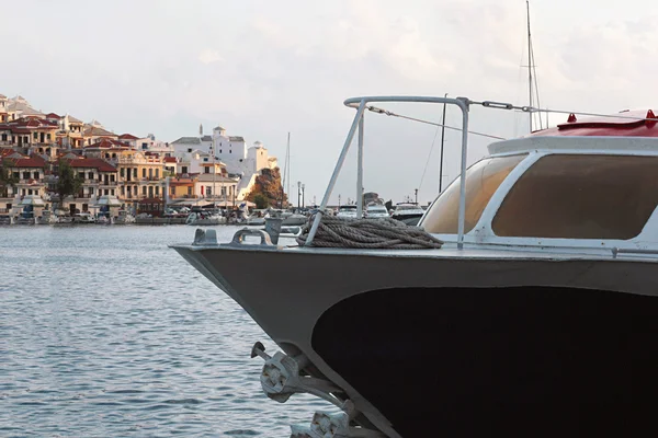 View at Skopelos behind a boat early morning — Stock Photo, Image