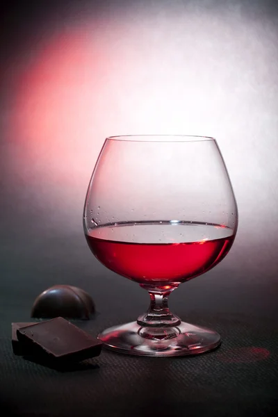 Luxury red liqueur and milk chocolate — Stock Photo, Image