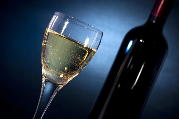 White wine on a glass closeup & a bottle — Stock Photo, Image