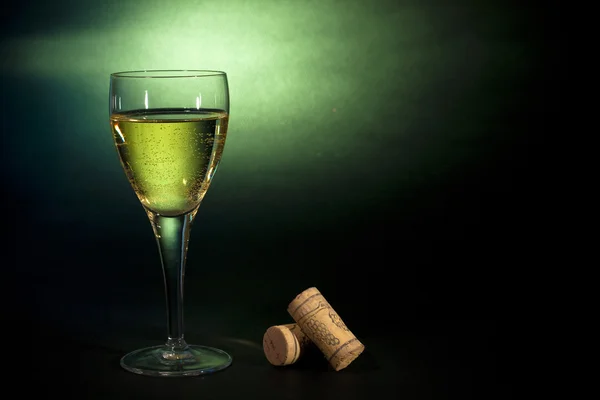 Art for beverages. White wine in a glass, on black-green backgro — Stock Photo, Image