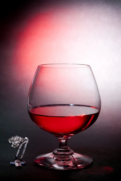 Alkohol-Likör-Drink & Platin-Kreuz. künstlerischer Hintergrund — Stockfoto