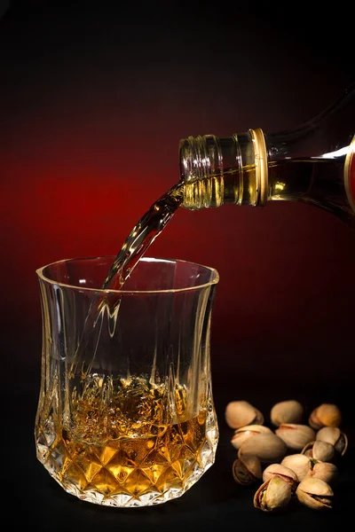 Whisky füllt ein Glas — Stockfoto