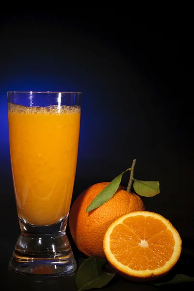Natürlicher Orangensaft, künstlerischer Hintergrund Stockbild