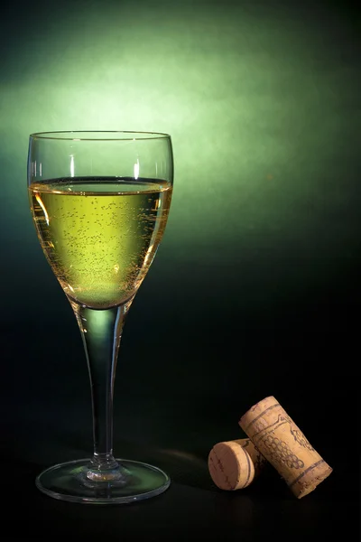 Lyx konst för drycker. vitt vin i ett glas, på svart-grön Royaltyfria Stockfoton