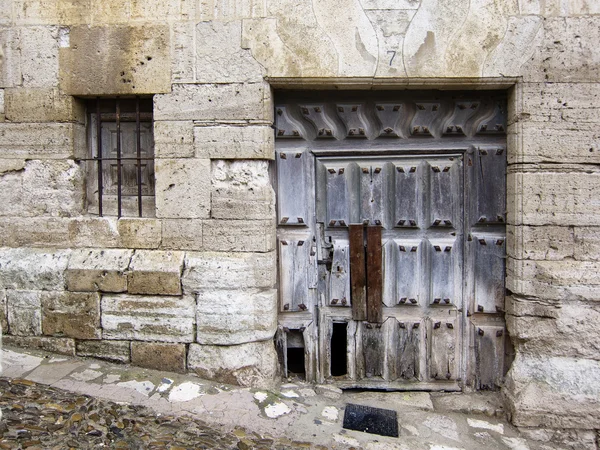 Opuszczonym dworze drzwi — Zdjęcie stockowe
