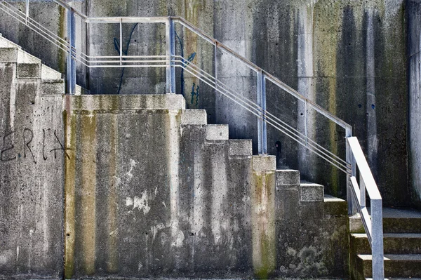 Постаревшая бетонная гранж-стена с лестницей — стоковое фото