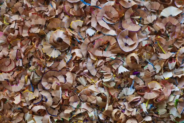 Kolorowe kredki strużyny, zrębki drzewne — Zdjęcie stockowe