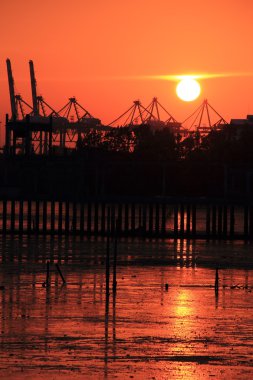 sea port üzerinden günbatımı