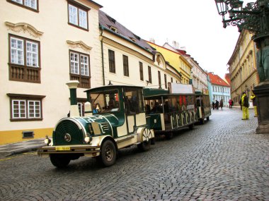 Prag sokaklarında Vintage tren