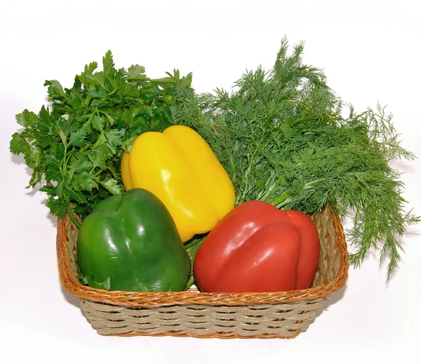 Panier ondulé au poivre multicolore et aux légumes verts — Photo