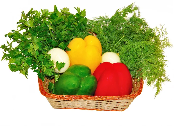 Wattled korg med flerfärgade paprika och gröna — Stockfoto