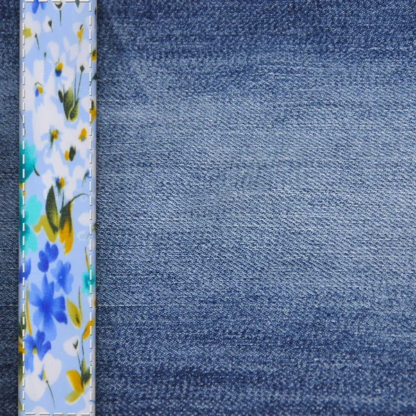 Jeans bakgrund med blomstermönster — Stockfoto
