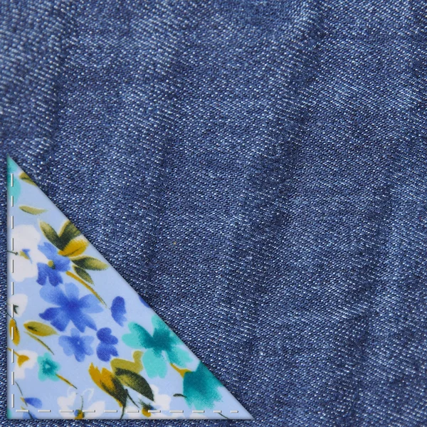 Jeans achtergrond met een bloem afdrukken — Stockfoto