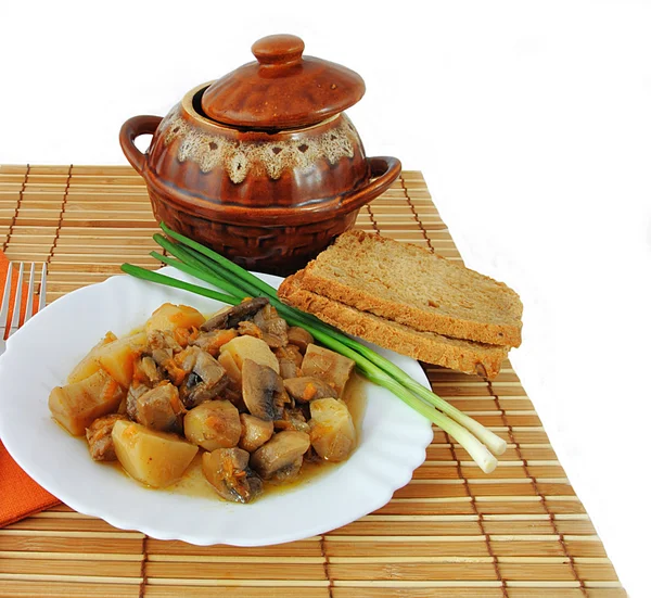 Картофель с мясом и грибами — стоковое фото