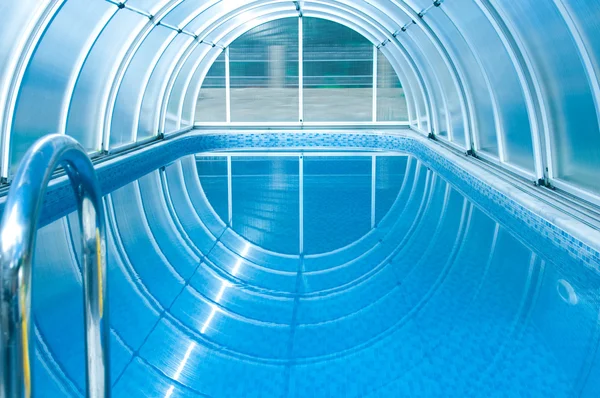 :Крытый летний бассейн — стоковое фото