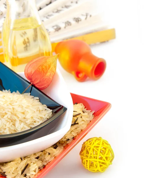 Rijst in multi-gekleurde platen — Stockfoto