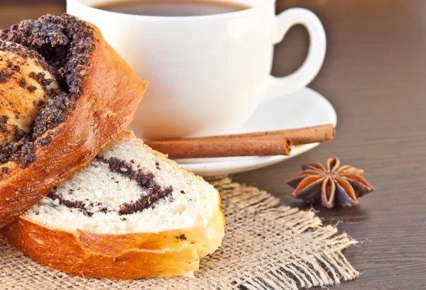 Ceașcă de cafea și tort apetisant — Fotografie, imagine de stoc