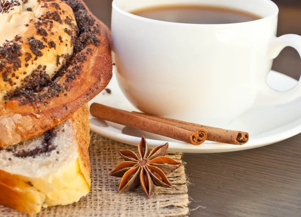 Ceașcă de cafea și tort apetisant — Fotografie, imagine de stoc